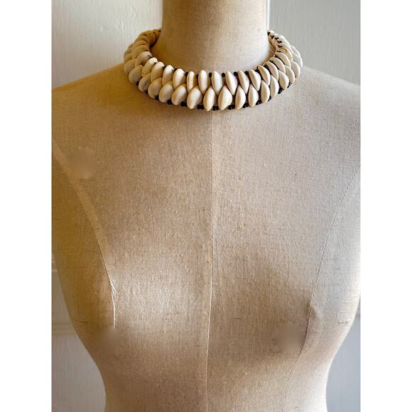 90's Cowrie Shell Collar 18" Beachy Statement Layered Shell Bib Necklace - Picture 8 of 9